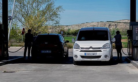 El consumo de combustibles de automoción crece un 2,6% en 2025, con aumentos de la gasolina y el gasóleo